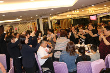 心齋仝人向來賓敬酒的熱鬧情況。