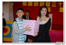 萬眾期待的抽獎環節開始，各幸運兒歡天喜地上台領取獎品。