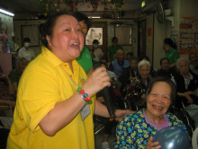 長者玩傳遞汽球遊戲。