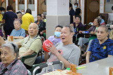 長者玩傳遞汽球遊戲時攝