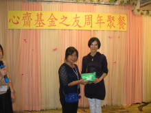 抽獎環節開始，由各嘉賓主持抽獎，各幸運兒歡天喜地領取獎品。