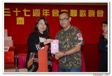 萬眾期待的抽獎環節開始，各幸運兒歡天喜地上台領取獎品。