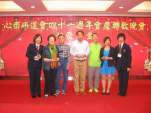 致送紀念品給支持心齋之熱心人士。