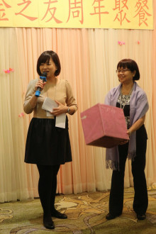 抽獎環節開始，由各嘉賓主持抽獎，各幸運兒歡天喜地領取獎品。