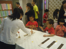 小朋友玩兒童遊戲時攝。