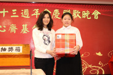 萬眾期待的抽獎環節開始，各幸運兒歡天喜地上台領取獎品。