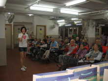 服務人員為長者獻唱時代金曲。