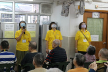 服務人員為長者示範健體操