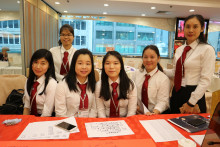 服務人員合照留念。