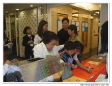 來賓簽名留念。