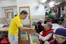 服務人員派發禮物包。