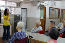 服務人員為長者獻唱粵曲及時代金曲。