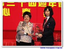 成功投得聖品者逐一上台接受聖品。