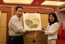 心齋基金國內負責人馮杏玲小姐頒發藝術品予成功競投者。