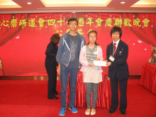 萬眾期待的抽獎環節開始，各幸運兒歡天喜地上台領取獎品。