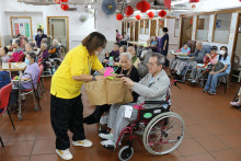 服務人員派發禮物包