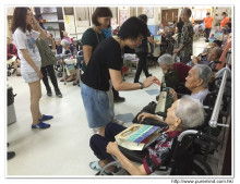 本基金服務人員派發禮物及紅包時攝。