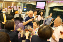 心齋仝人向來賓敬酒熱鬧情況