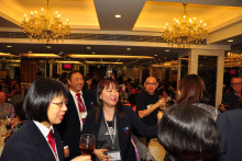 心齋仝人向來賓敬酒的熱鬧情況。