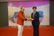 成功投得聖品者逐一上台接受聖品