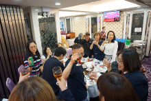 心齋仝人向來賓敬酒熱鬧情況