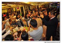 心齋仝人向每席來賓敬酒的熱鬧情況。