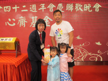 萬眾期待的抽獎環節開始，各幸運兒歡天喜地上台領取獎品。