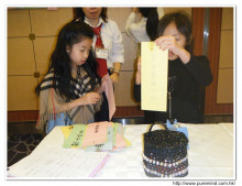 小朋友玩兒童遊戲時。