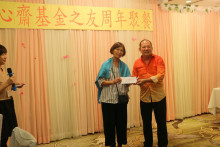 抽獎環節開始，由各嘉賓主持抽獎，各幸運兒歡天喜地領取獎品。