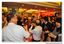 心齋仝人向每席來賓敬酒的熱鬧情況。