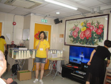 服務人員為長者獻唱粵曲及時代金曲。