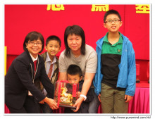 成功投得聖品者逐一上台接受聖品。