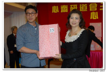 萬眾期待的抽獎環節開始，各幸運兒歡天喜地上台領取獎品。