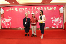 致送紀念品給支持心齋之熱心人士