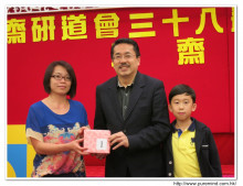 抽獎時間到了，來賓上台領獎時攝。