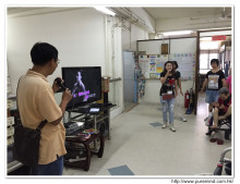 本基金服務人員為長者獻唱時代金曲時攝。