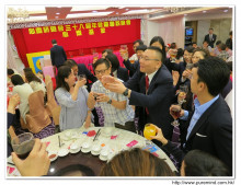 心齋仝人向每席來賓敬酒的熱鬧情況。