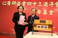 萬眾期待的抽獎環節開始，各幸運兒歡天喜地上台領取獎品。