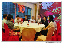 會長與眾貴賓談道。