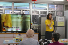 服務人員為長者獻唱時代金曲