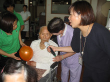 長者玩傳遞汽球遊戲。