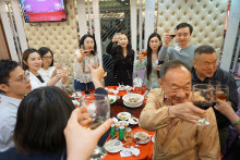 心齋仝人向來賓敬酒熱鬧情況