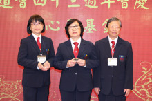 致送紀念品給支持心齋之熱心人士。