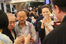 心齋仝人向來賓敬酒的熱鬧情況