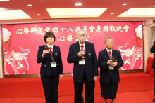 會長聯同心齋主要負責人上台向來賓祝酒