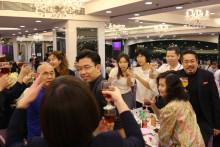 心齋仝人向來賓敬酒的熱鬧情況