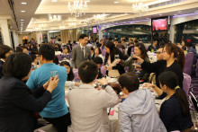 心齋仝人向來賓敬酒的熱鬧情況。