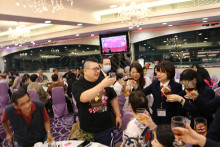 心齋仝人向來賓敬酒熱鬧情況