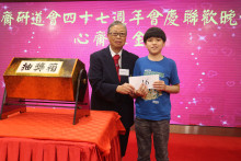 萬眾期待的抽獎環節開始，各幸運兒歡天喜地上台領取獎品