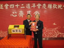 萬眾期待的抽獎環節開始，各幸運兒歡天喜地上台領取獎品。